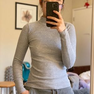 Brandy Melville turtleneck sweater (gray)
